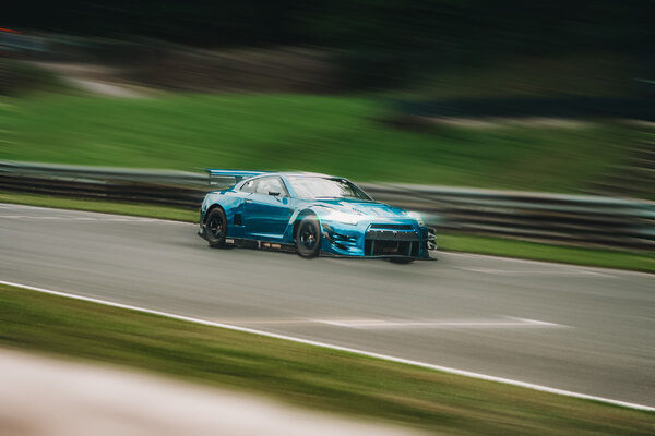 RawmanPictures - Sebastian Schiefermayr | Motortag Salzburg 2025 | Rasanter Sportwagen auf Rennstrecke fotografiert, Motorsport-Action in dynamischer Bewegung.