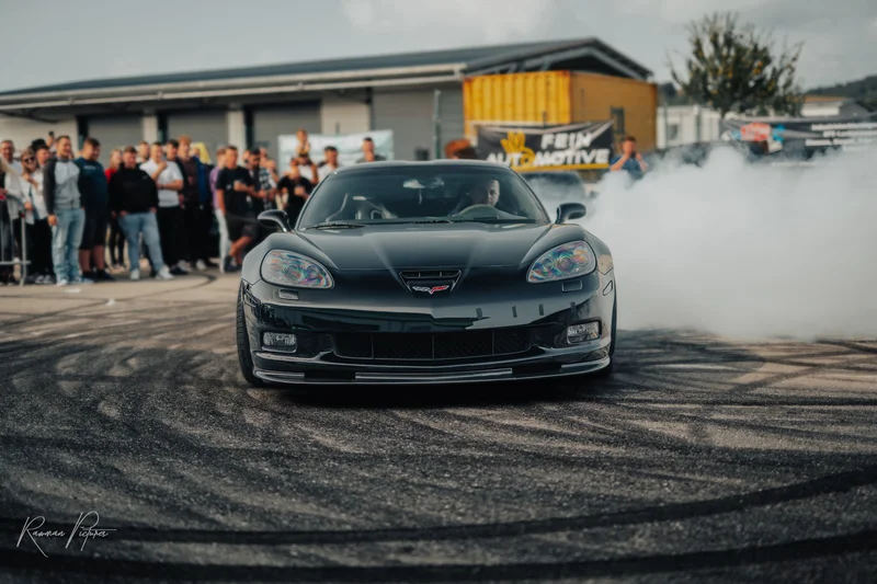 RawmanPictures - Sebastian Schiefermayr | Russnsoda Summer Closing | Sportwagen-Drift-Action auf Asphalt mit Rauch: Dynamische Eventfotografie.