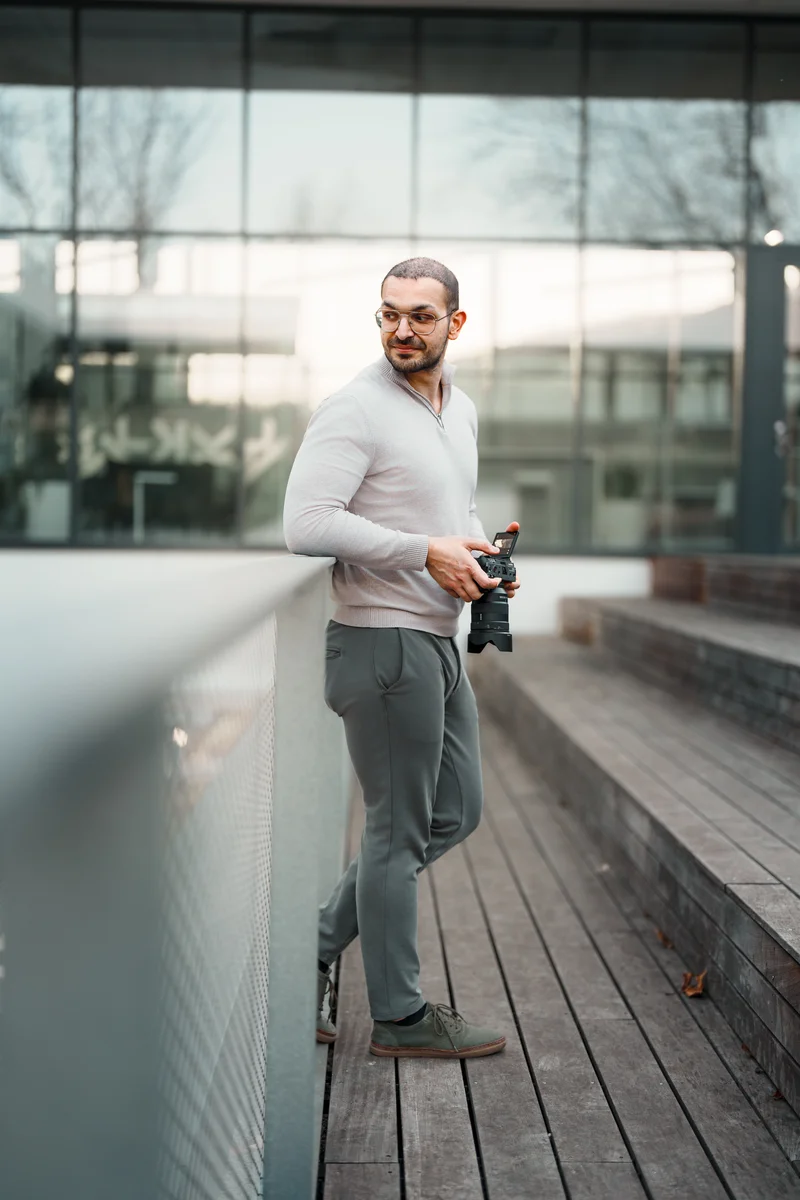 RawmanPictures - Sebastian Schiefermayr | Fotowalk Burhan | Fotograf im urbanen Umfeld mit Kamera: Moderne Portraitfotografie.