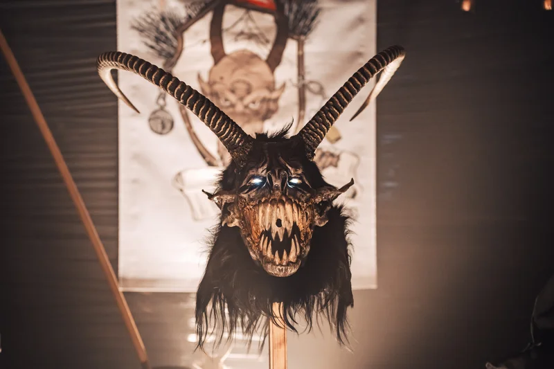 RawmanPictures - Sebastian Schiefermayr | Maskenausstellung | Gruseliges Horror-Maskenfoto mit Hörnern für düstere Kunstfotografie.