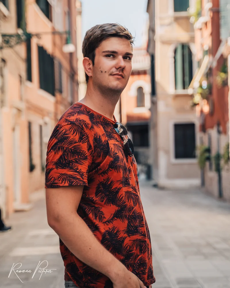 RawmanPictures - Sebastian Schiefermayr | Chioggia 2022 | Porträtfotografie in malerischer Altstadtgasse, natürliche Beleuchtung, urbane Kulisse.