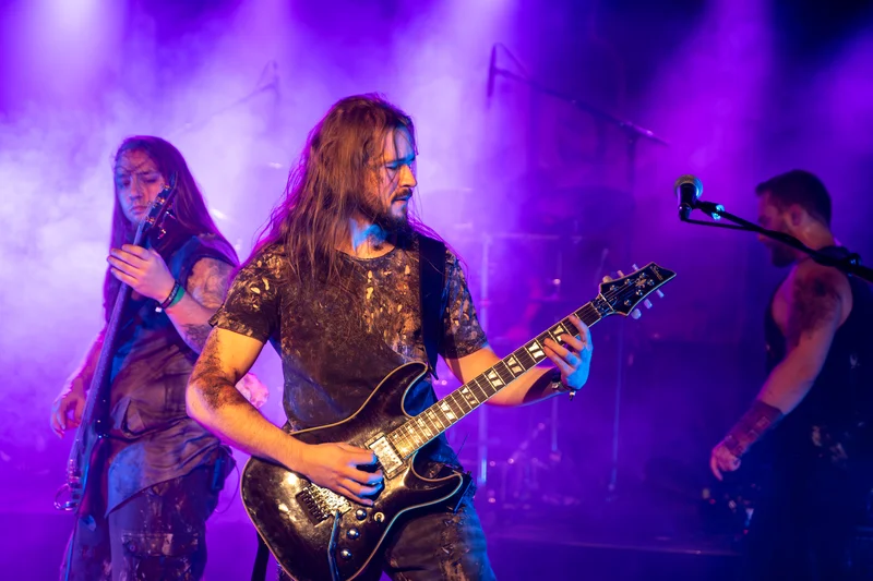 RawmanPictures - Sebastian Schiefermayr | Krampusnacht | Alternative-Band live auf der Bühne mit Gitarren und stimmungsvoller Lichtshow. Musikerfoto.