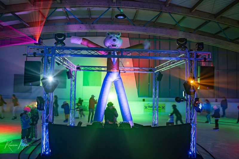 RawmanPictures - Sebastian Schiefermayr | Eisdisco Marchtrenk | Eislaufen-Eventfotografie mit bunter Lichtshow und lebhafter Stimmung auf der Eisbahn.