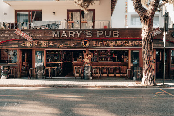 RawmanPictures - Sebastian Schiefermayr | Urlaub Jesolo | Gemütliche Pub-Fassade mit rustikalem Charme und einladender Atmosphäre für gesellige Abende.
