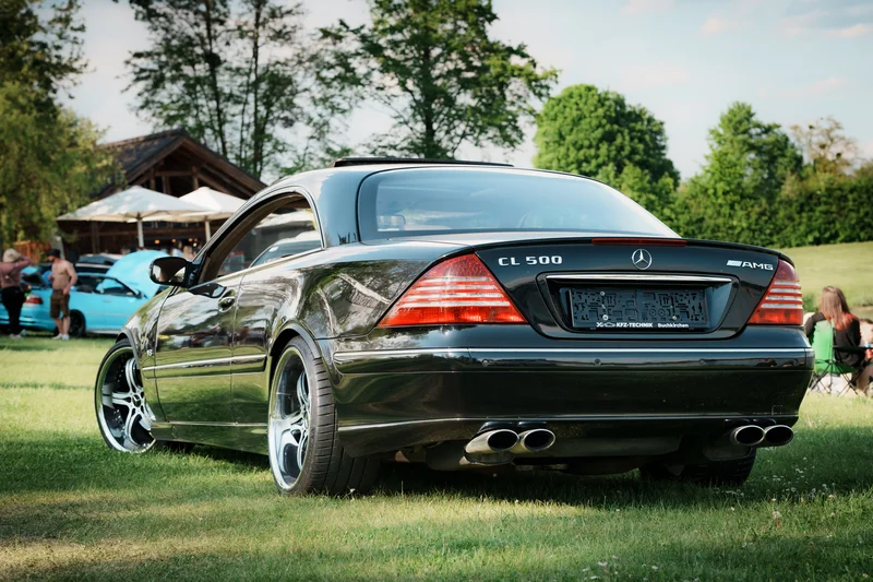 RawmanPictures - Sebastian Schiefermayr | Motortag Feldkirchen | Luxusauto-Fotografie: Elegantes Coupé auf grüner Wiese. Automobilkunst in natürlichem Ambiente.