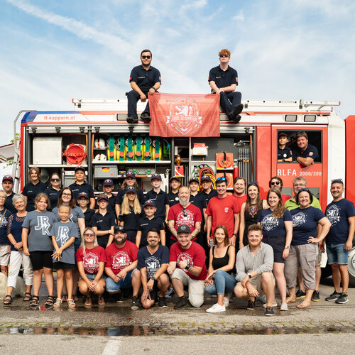 RawmanPictures - Sebastian Schiefermayr | Sommereisdisco | Gruppe vor Feuerwehrauto, Team, Gemeinschaft, Feuerwehr, Eventfotografie, Outdooraufnahme.