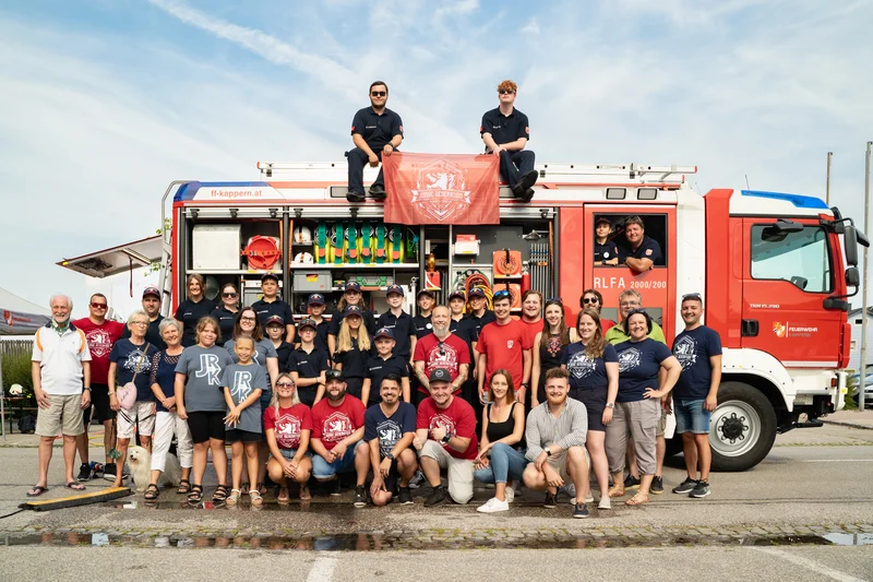 RawmanPictures - Sebastian Schiefermayr | Sommereisdisco | Gruppe vor Feuerwehrauto, Team, Gemeinschaft, Feuerwehr, Eventfotografie, Outdooraufnahme.