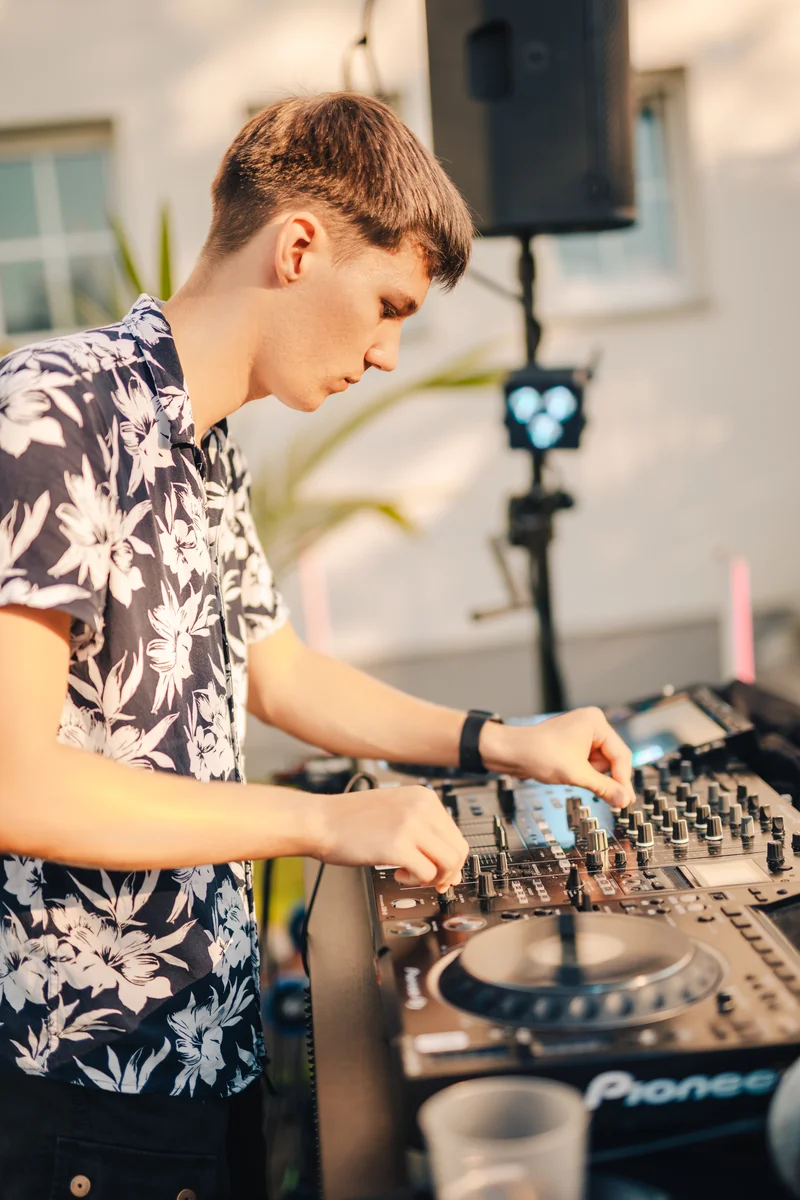 RawmanPictures - Sebastian Schiefermayr | Vality & Friends | DJ bei Outdoor-Event: Mixpult, Sommerstimmung, Musikfotografie, Eventdokumentation, Live-Performance.