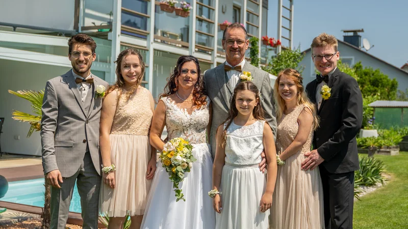 RawmanPictures - Sebastian Schiefermayr | Hochzeit Traude & Gerhard | Familienhochzeit im Garten, Gruppenfoto: elegante Outfits, sonniger Tag, glückliche Momente.