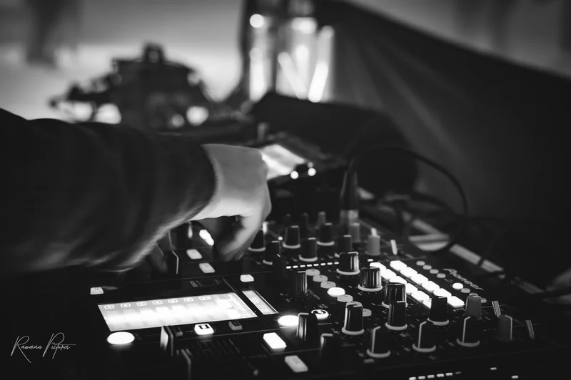 RawmanPictures - Sebastian Schiefermayr | Eisdisco Marchtrenk | DJ-Mixing-Equipment in Aktion bei einem Event. Moderne Musikanlagen, Partyfotografie, Clubszene.