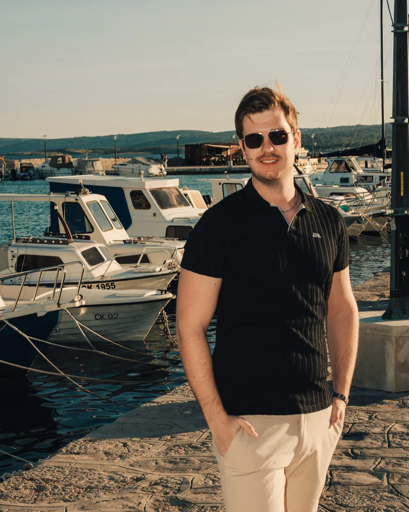 RawmanPictures - Sebastian Schiefermayr | Content Trip: Crikvenica 2025 | Urlaub am Hafen: Entspanntes Porträt mit Booten und Sonnenschein. Ideal für Reise-Fotografie.