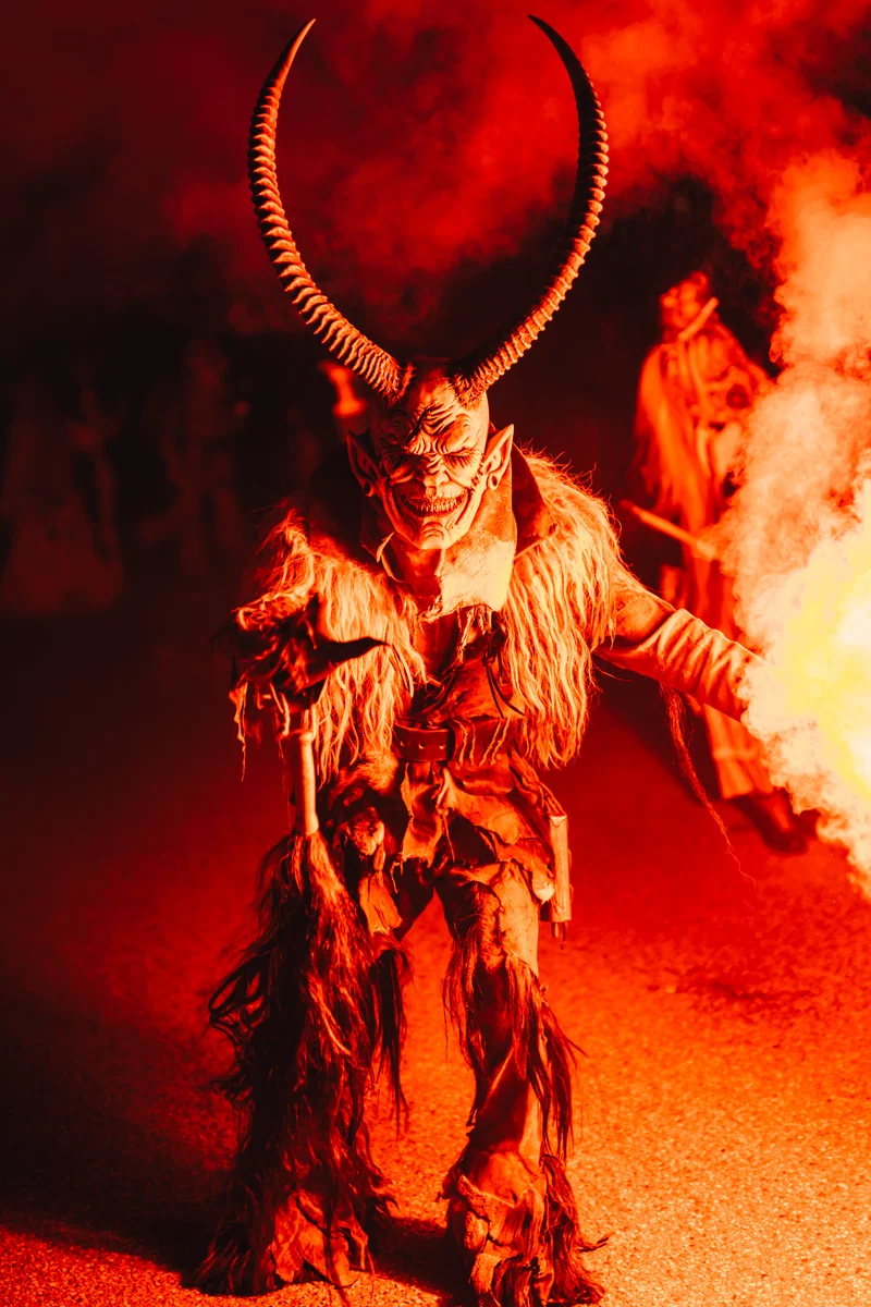RawmanPictures - Sebastian Schiefermayr | Perchtenlauf Eferding | Fotografie Krampuslauf, festliche Tradition, beeindruckendes Kostüm, kreative Beleuchtung.