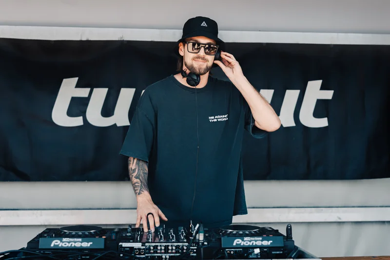 RawmanPictures - Sebastian Schiefermayr | Jay Escola b2b Nikkush | DJ beim Auflegen: Moderne Eventfotografie, Musik, DJ-Pult, Festival, Live-Auftritt.
