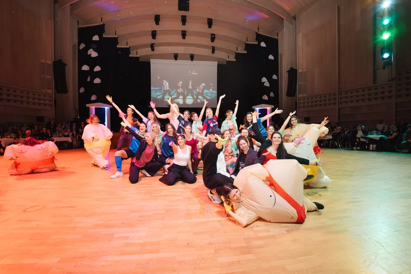 RawmanPictures - Sebastian Schiefermayr | Maturaball HTL1 | Tanzperformance im Veranstaltungssaal, farbenfrohe Kostüme, lebhafte Beleuchtung. Eventfotografie.