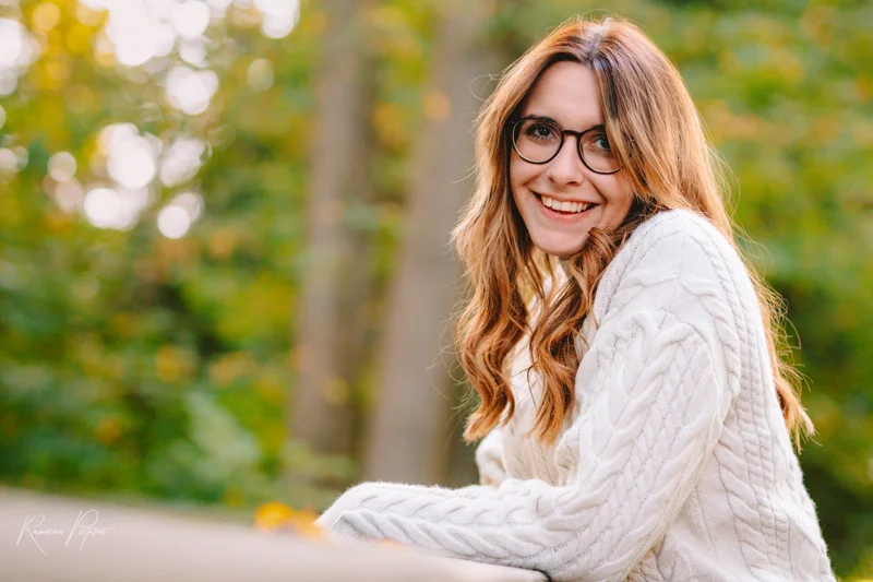 RawmanPictures - Sebastian Schiefermayr | Shooting Sophie N. | Porträtfotografie im Freien: Natürliche Herbstszene mit lächelnder Frau im Fokus.