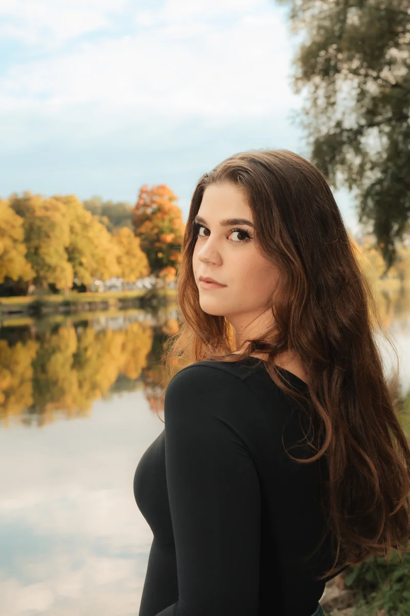 RawmanPictures - Sebastian Schiefermayr | Portraitshooting Vanessa S. | Fotografie am Seeufer mit herbstlicher Baumkulisse.