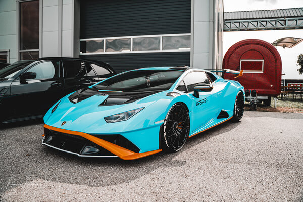 RawmanPictures - Sebastian Schiefermayr | Russnsoda Summer Closing | Sportwagen-Fotografie, Luxusauto auf Asphalt vor moderner Garage, Fahrzeugaufnahme.