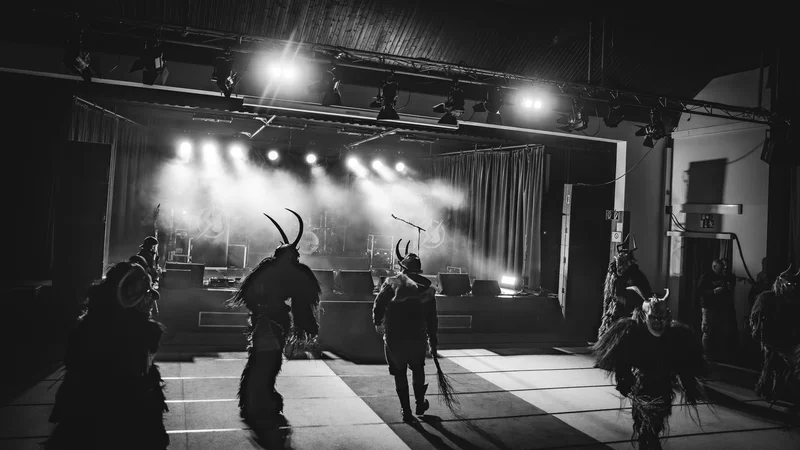RawmanPictures - Sebastian Schiefermayr | Krampusnacht | Schwarz-Weiß-Fotografie Theaterbühne, dramatische Beleuchtung, Bühnenkunst, Konzertfotografie.