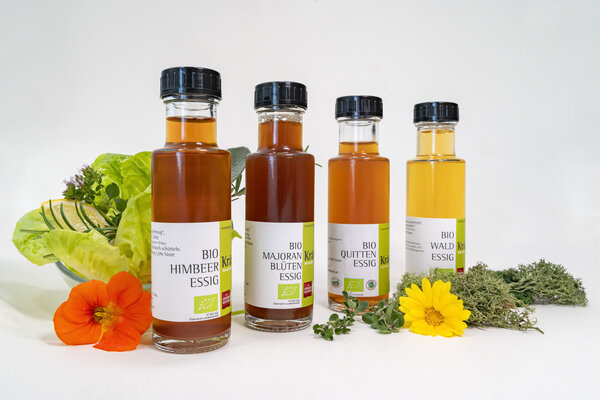 RawmanPictures - Sebastian Schiefermayr | Kräuter­manufaktur Sallmannsberg | Bio-Essig-Sorten mit Kräutern und Blüten, helle Produktfotografie für den Online-Verkauf.