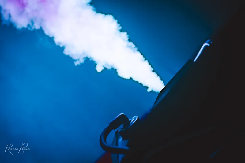 RawmanPictures - Sebastian Schiefermayr | Eisdisco Marchtrenk | Nebelmaschinen-Effektfotografie: Kreatives Lichtspiel in mystischer Atmosphäre.
