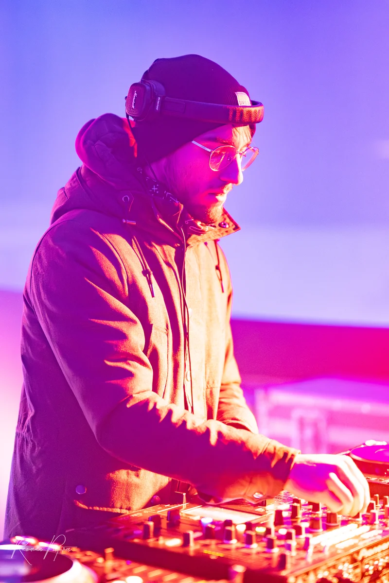 RawmanPictures - Sebastian Schiefermayr | Eisdisco Marchtrenk | DJ bei Live-Gig, stilvolles Event-Foto mit stimmungsvoller Beleuchtung. Fotografie-Event-Szene.