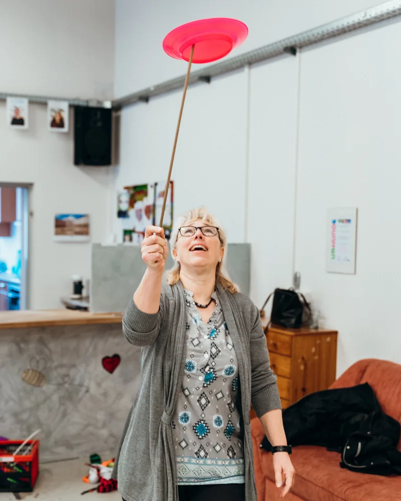RawmanPictures - Sebastian Schiefermayr | Jonglierworkshop Marchtrenk | Frau übt Jonglieren: Kreativität und Spaß in der Fotografie einfangen.