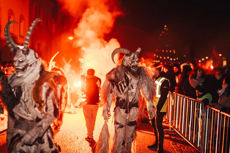 RawmanPictures - Sebastian Schiefermayr | Perchtenlauf Eferding | Traditionelles Festivalfoto: Spektakuläre Kostüme und Feuerzauber in lebendiger Nachtstimmung.