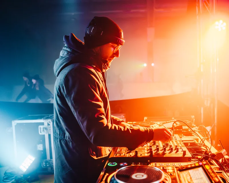RawmanPictures - Sebastian Schiefermayr | Eisdisco Marchtrenk | DJ bei Nacht Veranstaltung, bunte Lichter, dynamische Clubatmosphäre, Musikfotografie.