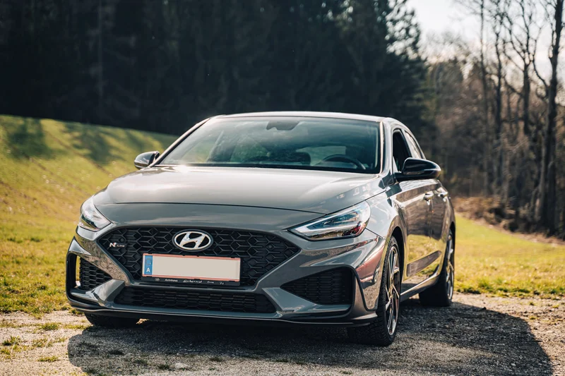 RawmanPictures - Sebastian Schiefermayr | Carshooting Eidenberg | Moderner Hyundai auf einer Wiese, ideal für Fahrzeug- und Autodesign-Fotografie.