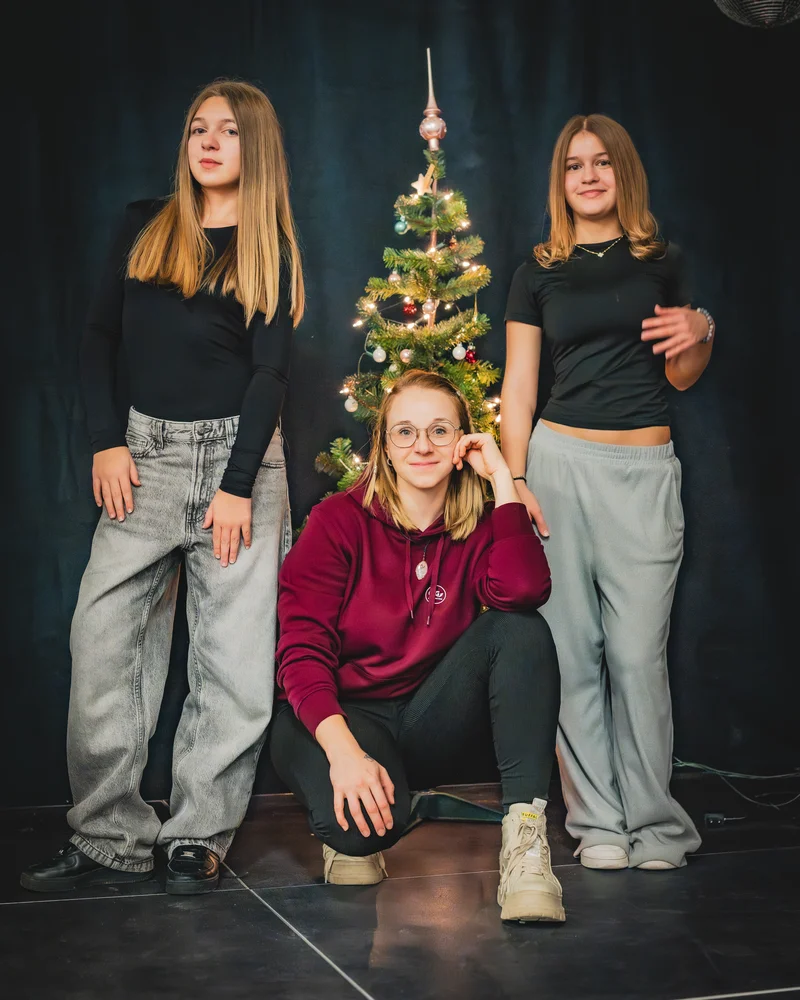 RawmanPictures - Sebastian Schiefermayr | Portrait-Shooting Ozon | Festliche Gruppenaufnahme mit Weihnachtsbaum – Studiofotografie in entspannter Atmosphäre.