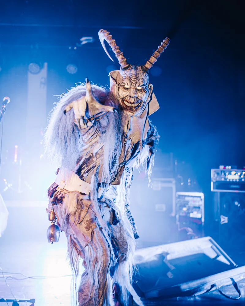 RawmanPictures - Sebastian Schiefermayr | Krampusnacht 2025 | Bühnenfotografie: Faszinierendes Kostüm eines Künstlers in beeindruckendem Licht.