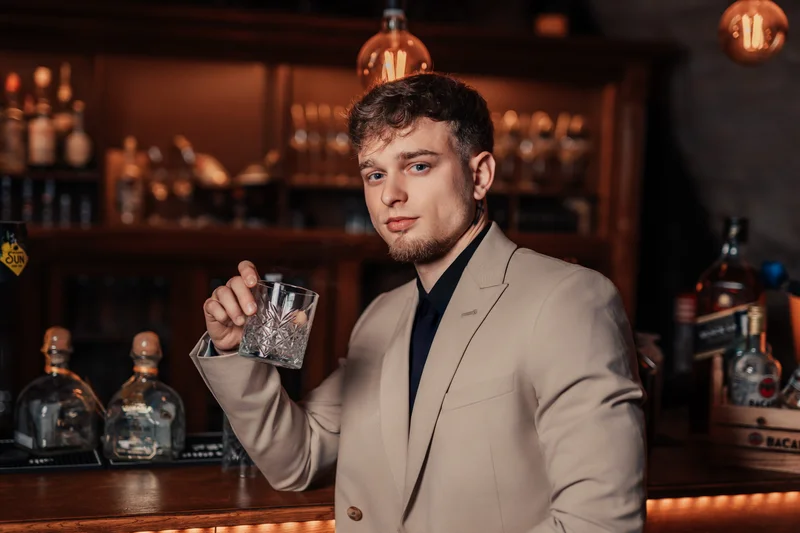 RawmanPictures - Sebastian Schiefermayr | Portraitshooting Kevin F. | Eleganter Herr in Bar-Atmosphäre, stilvolle Portraitfotografie.