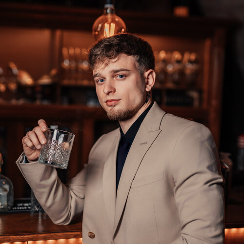 RawmanPictures - Sebastian Schiefermayr | Portraitshooting Kevin F. | Eleganter Herr in Bar-Atmosphäre, stilvolle Portraitfotografie.