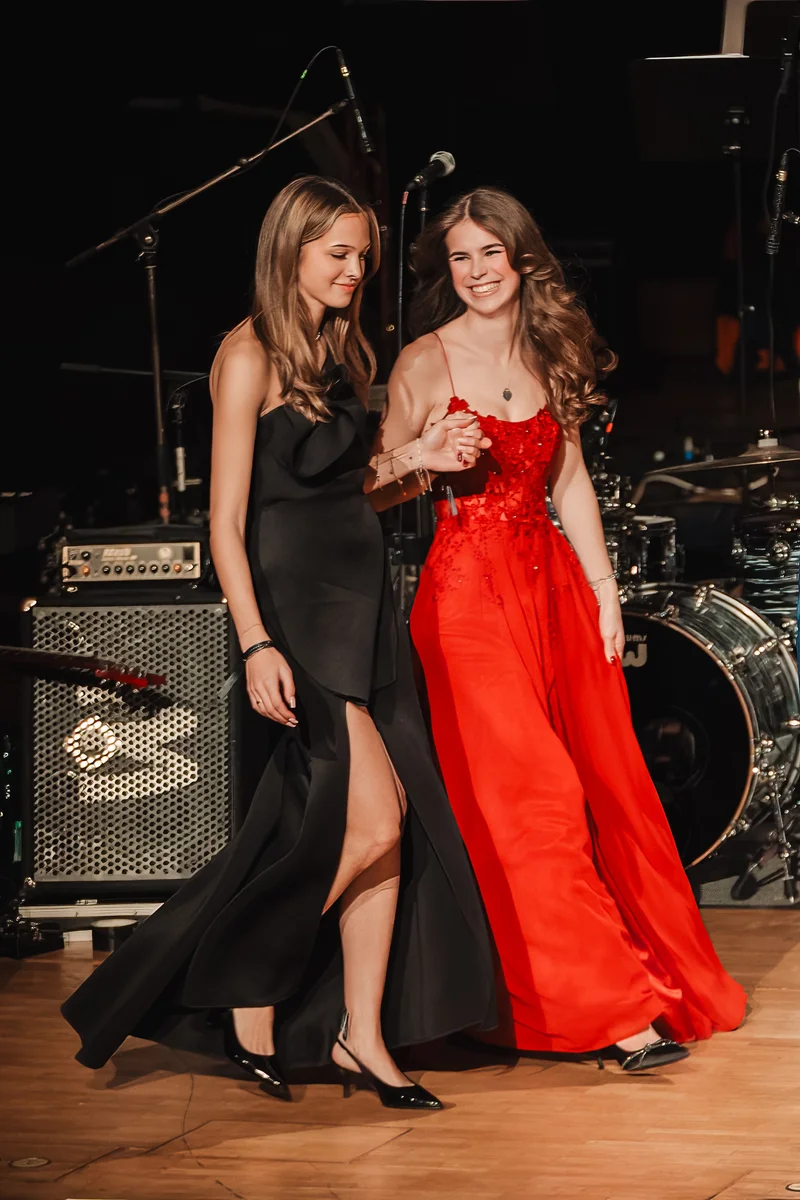 RawmanPictures - Sebastian Schiefermayr | Maturaball HTL1 | Glamouröse Abendmode bei einem eleganten Event. Perfekt für Mode-Event-Fotografie.