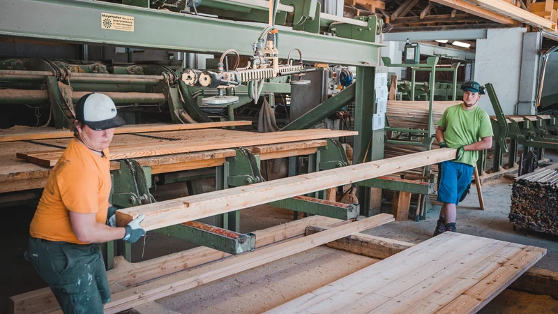 RawmanPictures - Sebastian Schiefermayr | Sägewerk Löberbauer | Holzbearbeitungsmaschinen in Aktion – Präzision und Effizienz in der modernen Holzindustrie.