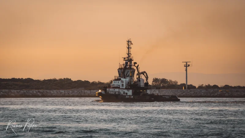 RawmanPictures - Sebastian Schiefermayr | Chioggia 2022 | Schlepper im Sonnenuntergang am Hafen: Maritime Fotografie, Schiff, Seefahrt, Hafenlandschaft.