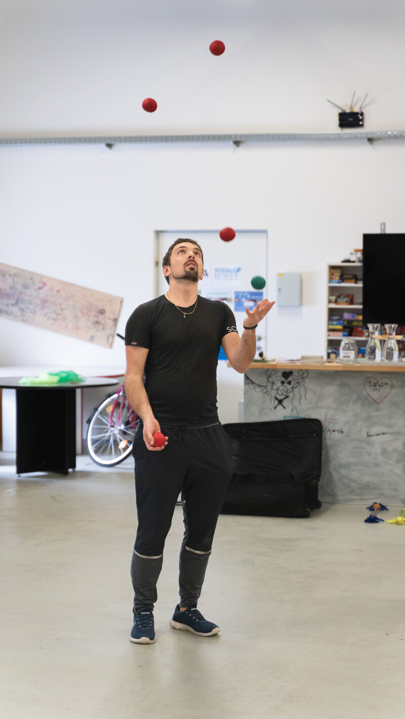 RawmanPictures - Sebastian Schiefermayr | Jonglierworkshop Marchtrenk | Jonglierkunst in Aktion: Dynamische Performance in moderner Umgebung. Perfekte Balance und Rhythmus.