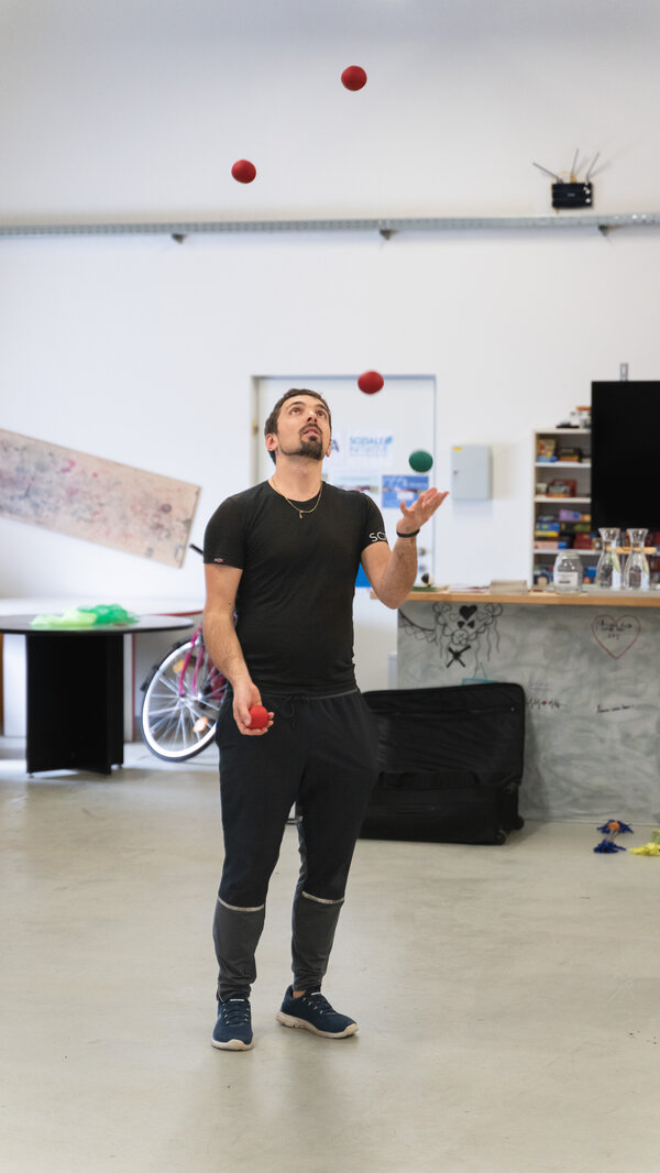 RawmanPictures - Sebastian Schiefermayr | Jonglierworkshop Marchtrenk | Jonglierkunst in Aktion: Dynamische Performance in moderner Umgebung. Perfekte Balance und Rhythmus.