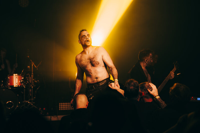 Rockkonzert-Fotografie: Mitreißende Bühnenatmosphäre und dynamische Performance einfangen.