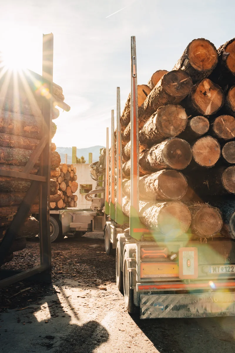 RawmanPictures - Sebastian Schiefermayr | Sägewerk Löberbauer | Holztransport, sonnig. Hochwertige Logistikfotografie für Werbeagenturen und Unternehmen.