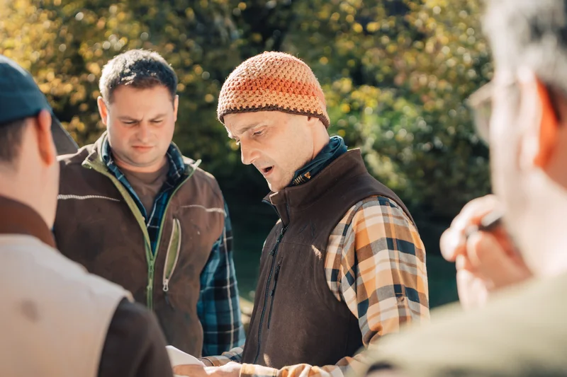 RawmanPictures - Sebastian Schiefermayr | Sägewerk Löberbauer | Outdoor-Teambesprechung im Sonnenschein – Teamwork, Natur, Planung, Zusammenarbeit, Herbst.