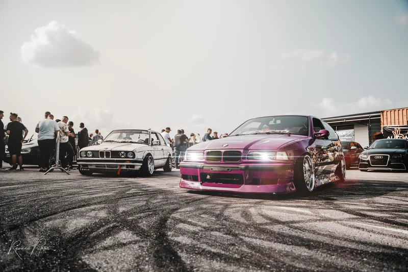RawmanPictures - Sebastian Schiefermayr | Russnsoda Summer Closing | Car meet showcasing customized BMWs and sports cars under a sunny sky.