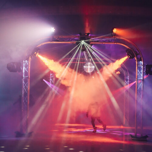 RawmanPictures - Sebastian Schiefermayr | Eisdisco Marchtrenk | Lichtshow auf einer Party: Spektakuläre Event-Fotografie in buntem Nebel und Rauch.