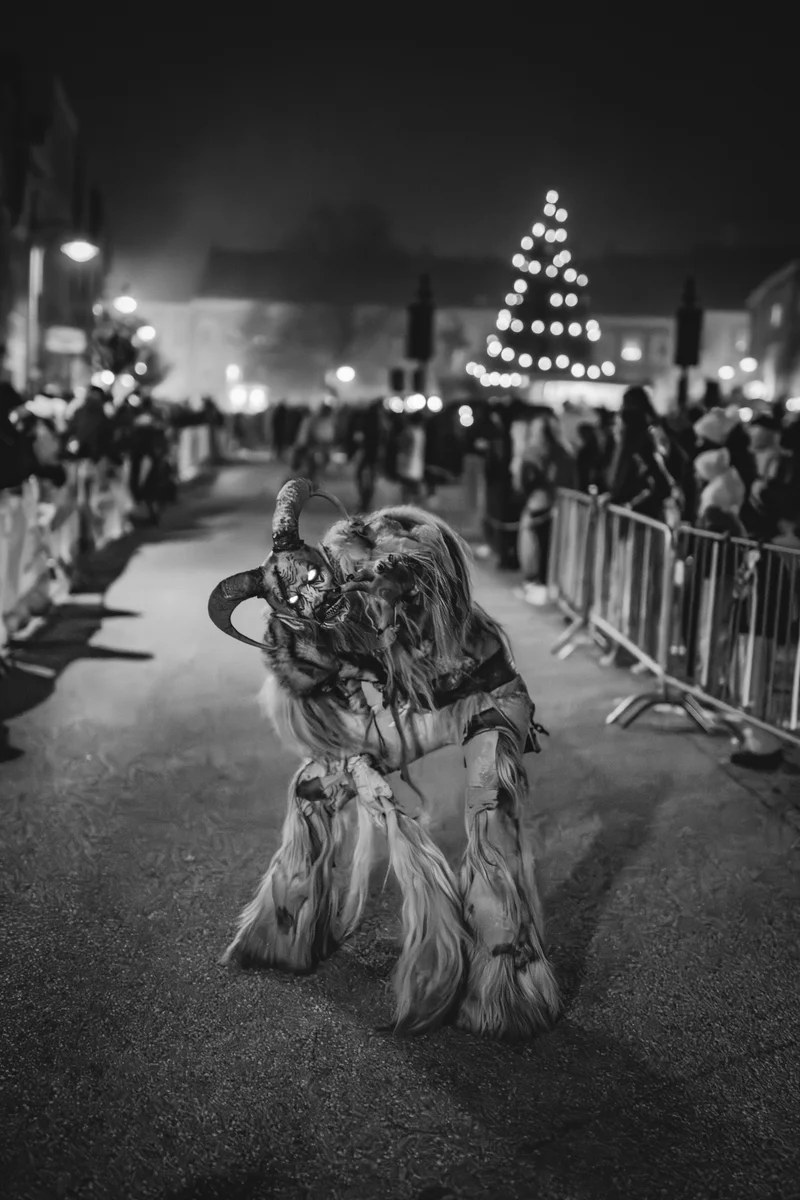 RawmanPictures - Sebastian Schiefermayr | Perchtenlauf Eferding | Schwarz-Weiß-Fotografie eines traditionellen Perchtenfestes, ideal für kulturelle Eventfotografie.