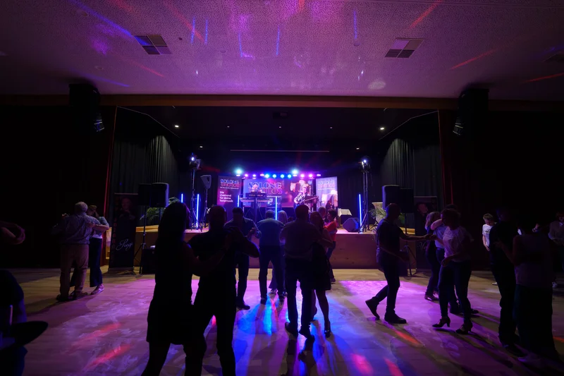 RawmanPictures - Sebastian Schiefermayr | Solong - Charity Event | Tanzabend mit Live-Musik und Lichteffekten in stimmungsvoller Halle.