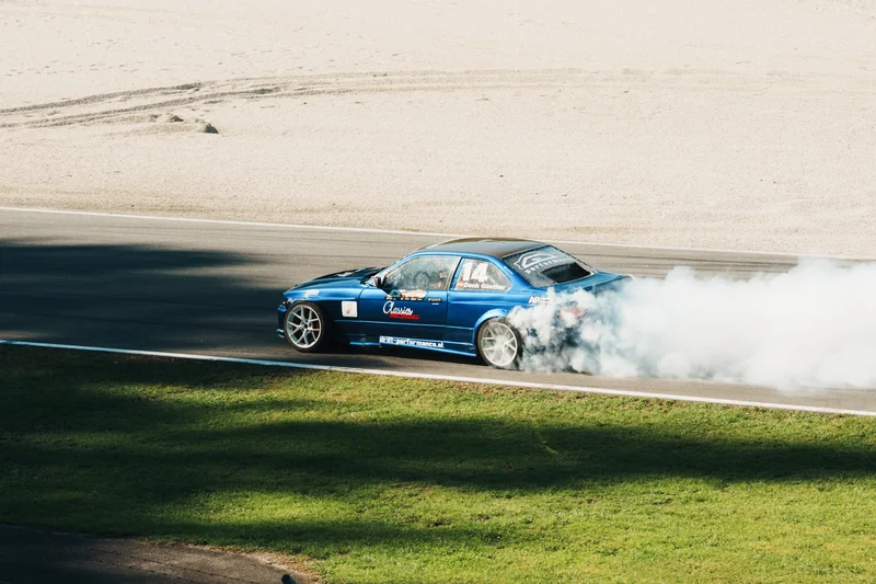 RawmanPictures - Sebastian Schiefermayr | Motortag 2026 | Rennsport-Actionfotografie: Driftendes Auto auf der Rennstrecke, Reifenqualm in der Kurve.