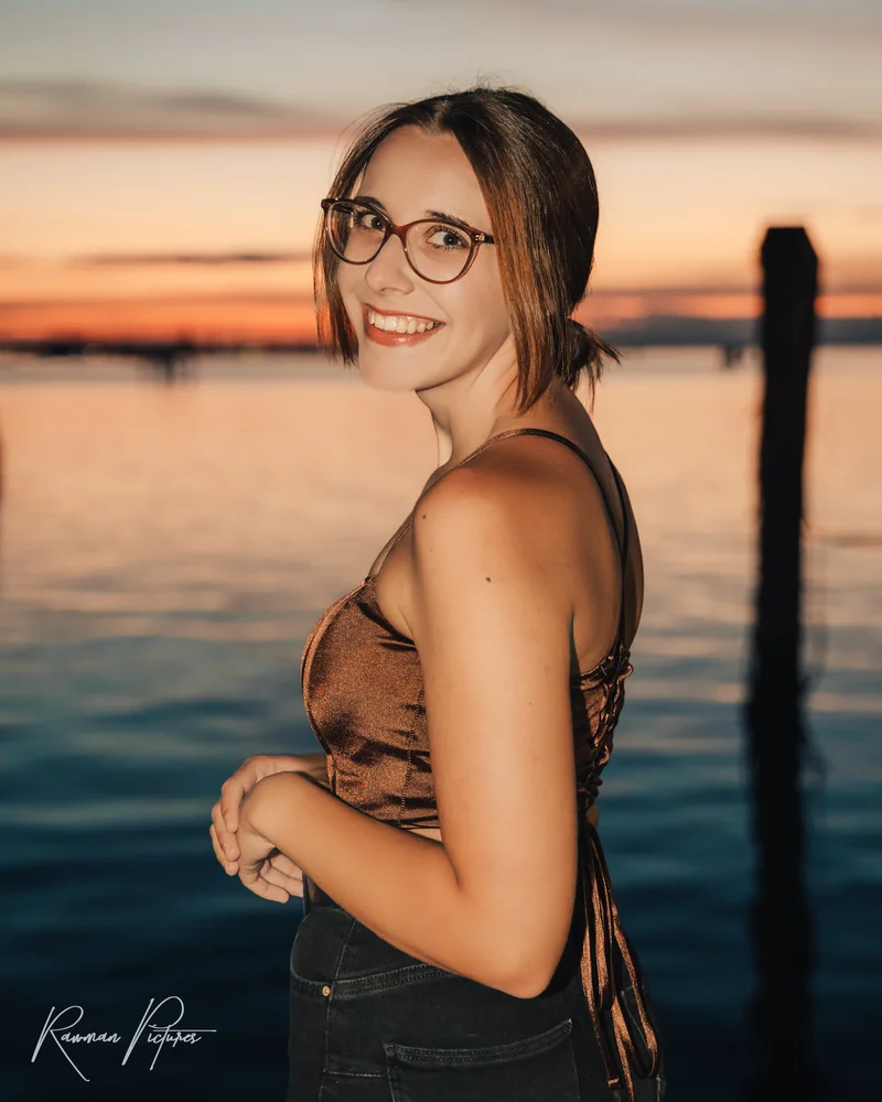RawmanPictures - Sebastian Schiefermayr | Chioggia 2022 | Portraitaufnahme am Seeufer bei Sonnenuntergang, elegante Beleuchtung.
