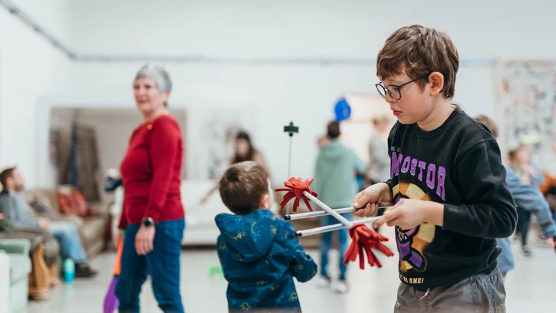 RawmanPictures - Sebastian Schiefermayr | Jonglierworkshop Marchtrenk | Kinder beim kreativen Spielen im Kunstatelier. Familienworkshop Fotografie. жыуы.