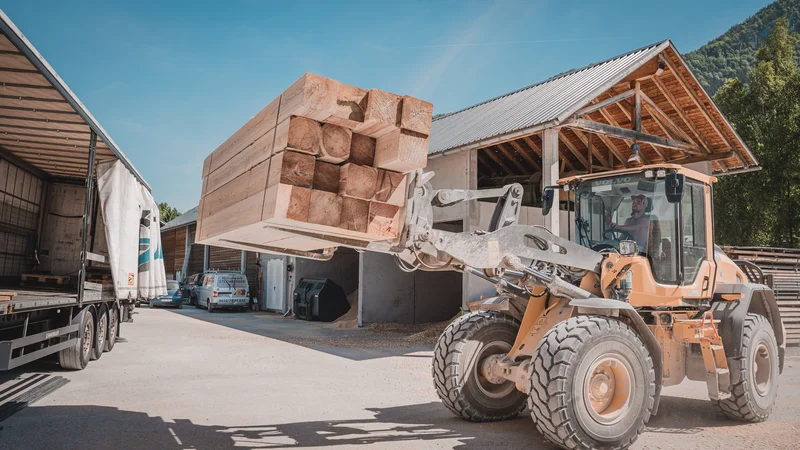RawmanPictures - Sebastian Schiefermayr | Sägewerk Löberbauer | Industrie-Fotografie: Gabelstapler hebt Holz im Sägewerk. Perfekte Aufnahme für Logistik-Websites.