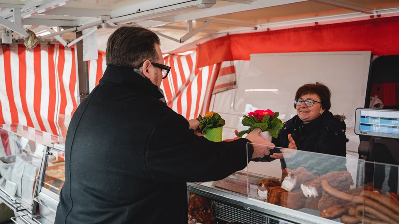 RawmanPictures - Sebastian Schiefermayr | Valentinsaktion Marchtrenk | Marktszene: Kunde kauft Blumen von freundlicher Verkäuferin. Marktleben, Einkaufen, Floristik.